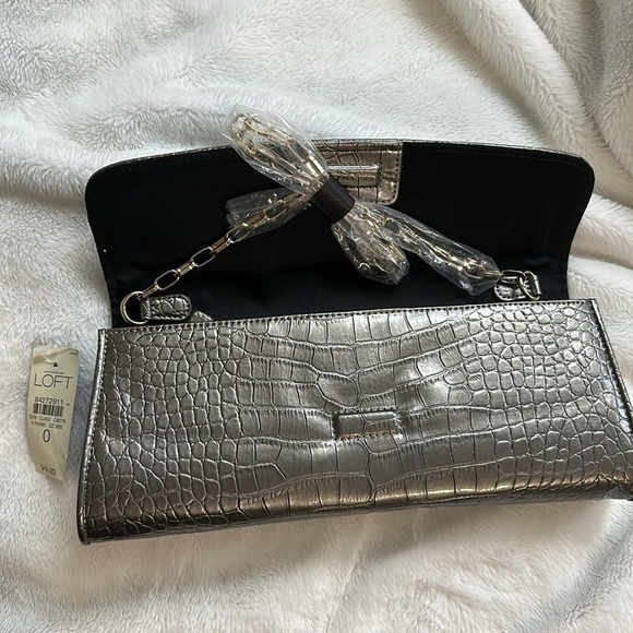 NWT Loft Silver Croc Embossed Clutch with Gold Chain Strap Brand New Never Used - Picture 3 of 4